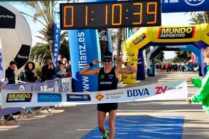 El berguedà Xavi Tomasa s’endú la Mitja Marató de Sitges i confirma un gran moment de forma