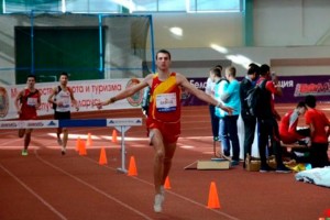 Un Toni Baños estratosfèric arrasa a Minsk i fa el rècord d’Espanya en els 2.000 metres obstacles