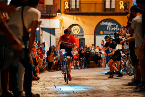 El barri vell de Berga s’impregna de ciclisme ‘vintage’ i bon ambient en una Portal Attack més que consolidada